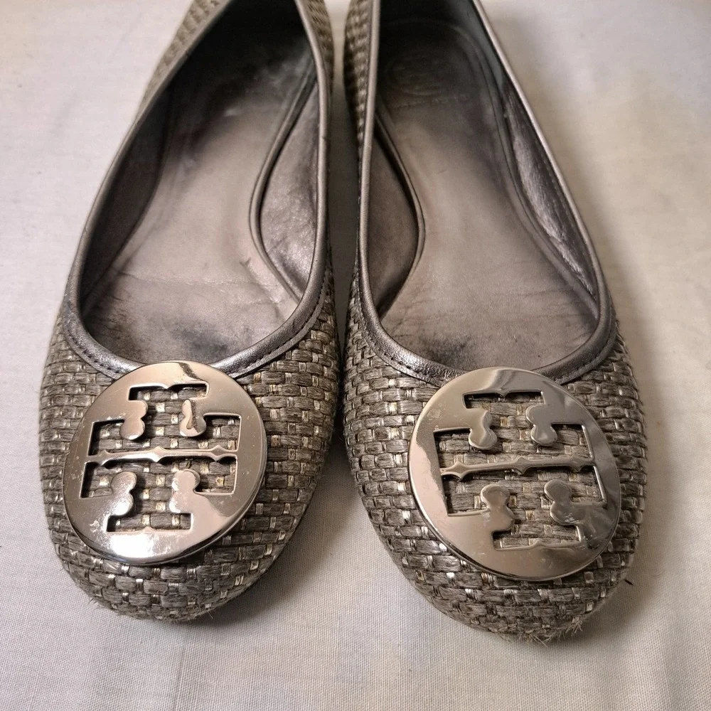 Tory Burch Reva Ballet Flats‎ Woven Metallic Pewter Silver Logo Medallion Shoes